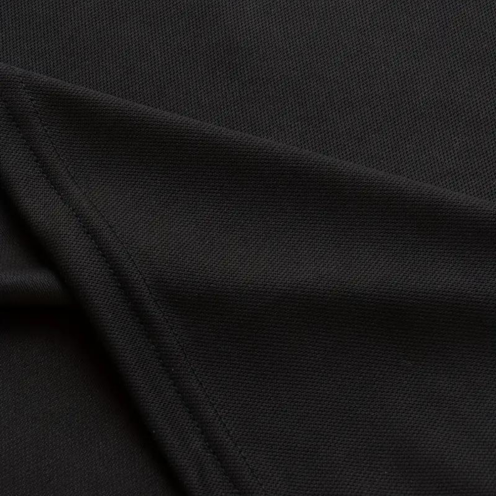 Schwarzes Herren-Poloshirt aus Baumwolle, Nahaufnahme Stoffstruktur.