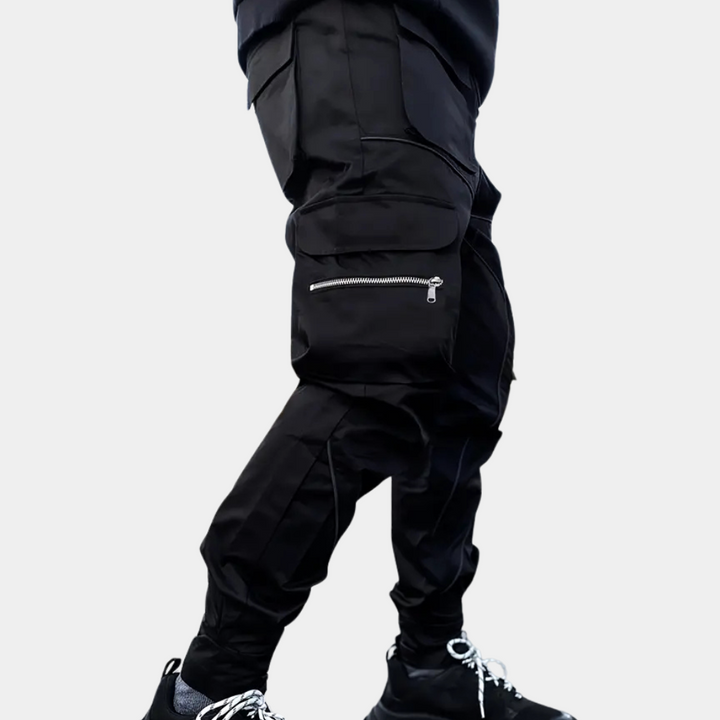 Schwarze Cargohose mit Reißverschlusstasche, Herrenmode, Streetwear, funktional, modern.