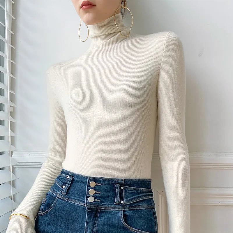 Cremeweißer, eng anliegender Rollkragenpullover am Model, kombiniert mit Jeansrock und großen Creolen 4