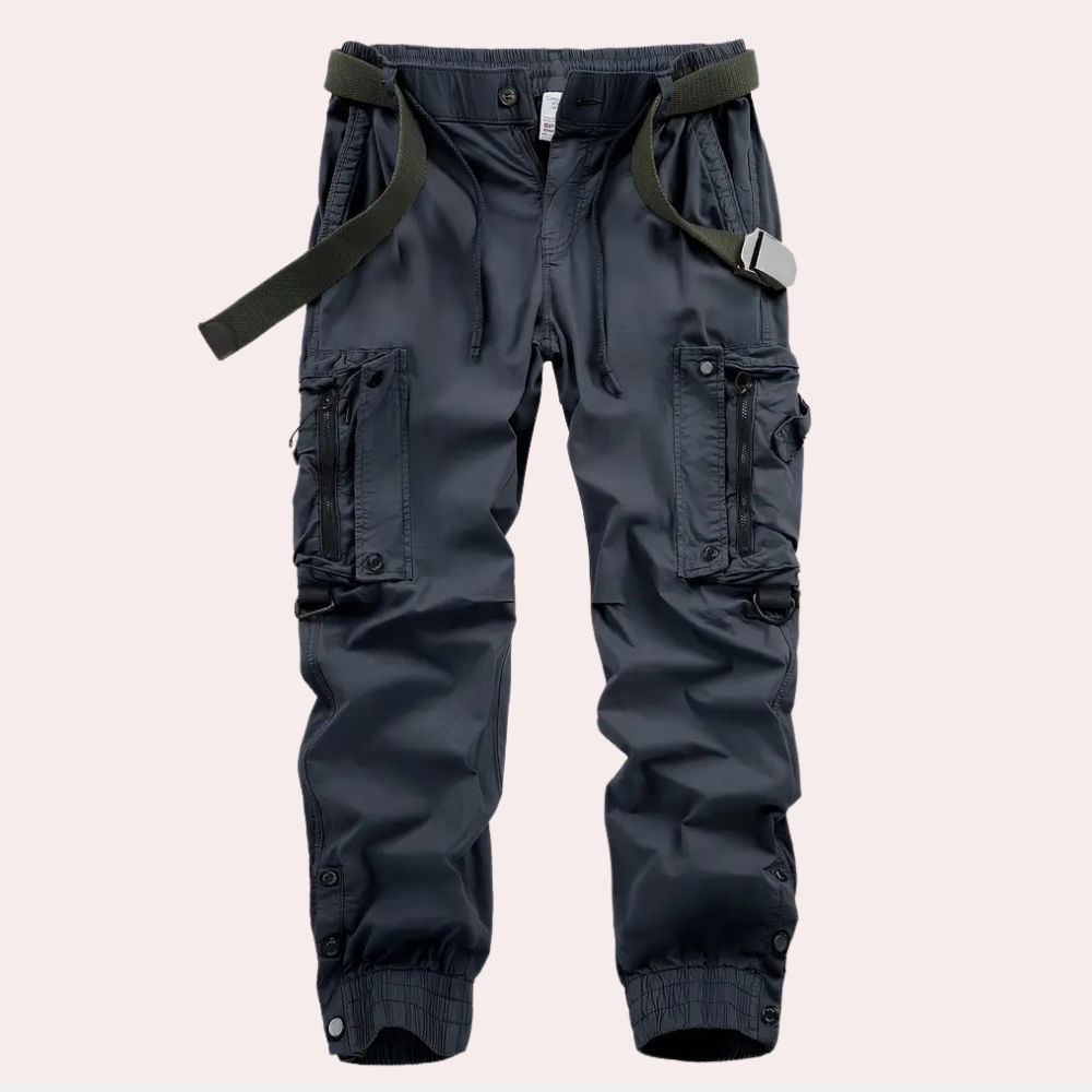 Schwarze Cargohose mit Taschen, Gürtel, Herrenmode, Outdoor, robust, stylisch.