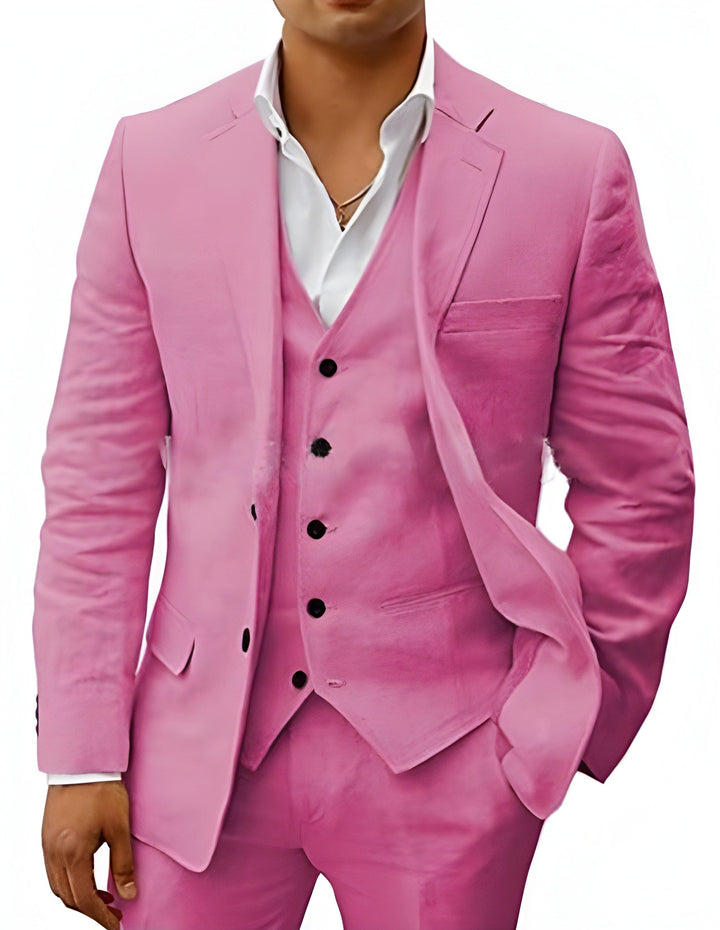Dreiteiliger Anzug in Rosa mit schwarzen Knöpfen, Jacke, Weste und Hose, getragen mit weißem Hemd. 14