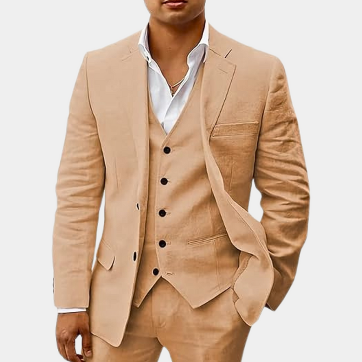 Dreiteiliger Anzug in sandigem Beige-Orange, Model in lässiger Pose mit der Hand in der Hosentasche. 3