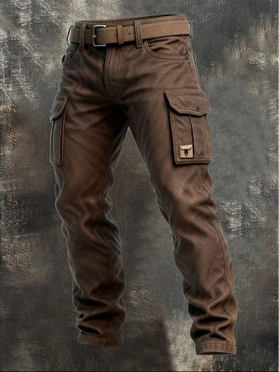 Braune Hose mit Gürtel und aufgesetzten Seitentaschen, frontal vor einem grauen, strukturierten Hintergrund 1
