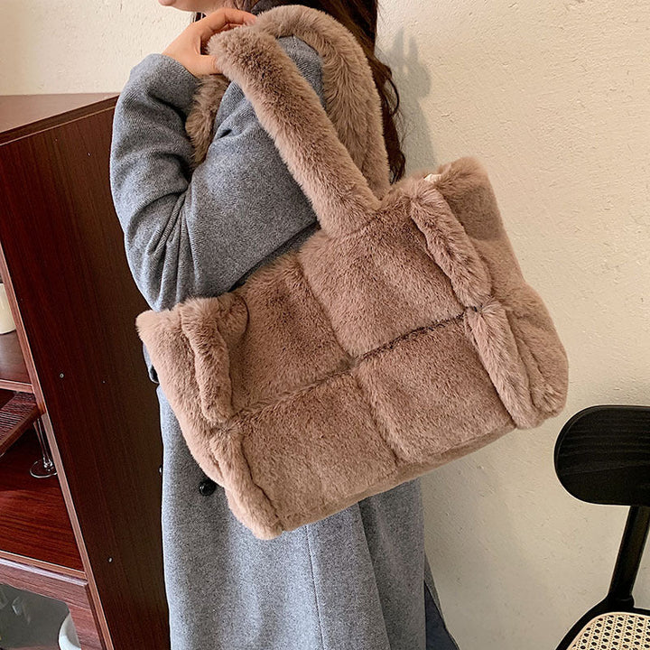 Pipa Plush Handbag | A Comfortable and Wintery Women's Bag
