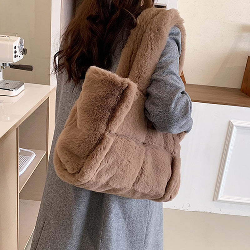 Pipa Plush Handbag | A Comfortable and Wintery Women's Bag