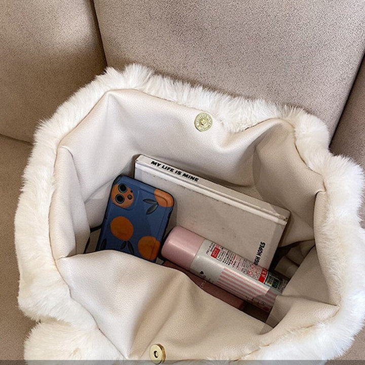 Pipa Plush Handbag | A Comfortable and Wintery Women's Bag