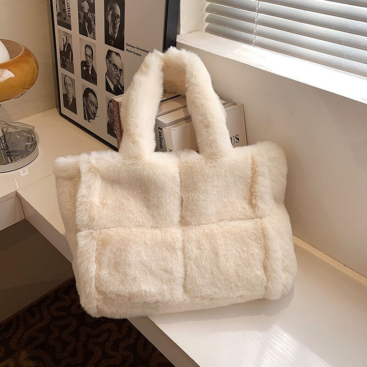Pipa Plush Handbag | A Comfortable and Wintery Women's Bag