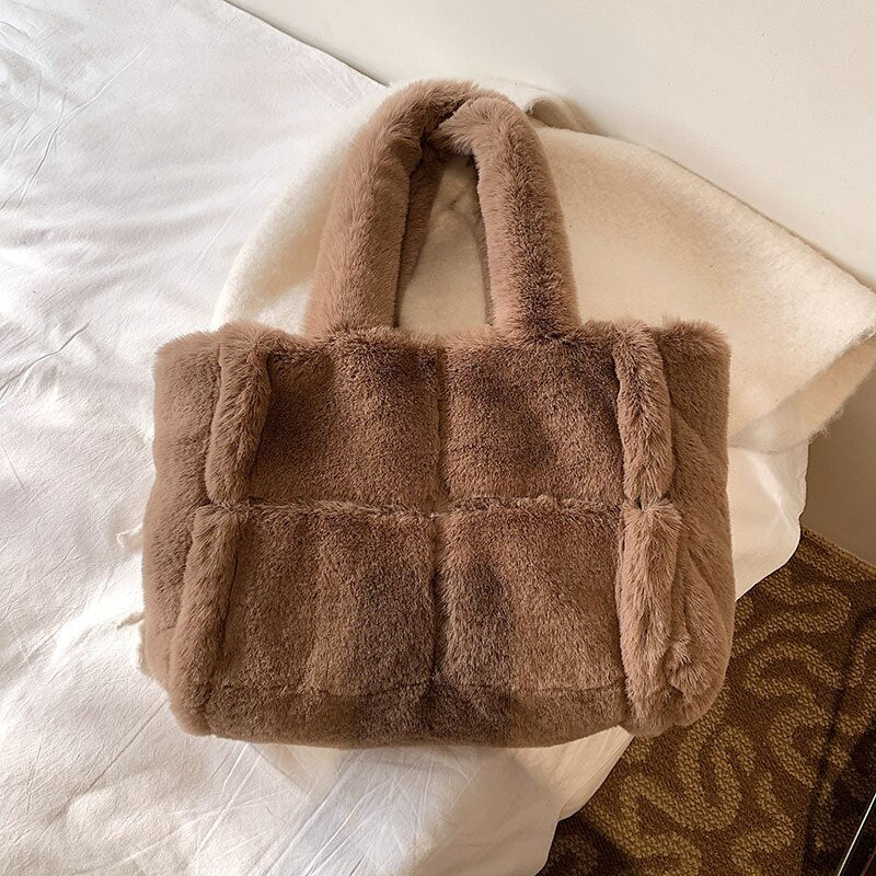 Pipa Plush Handbag | A Comfortable and Wintery Women's Bag