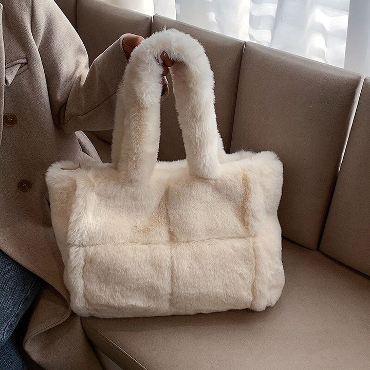 Pipa Plush Handbag | A Comfortable and Wintery Women's Bag