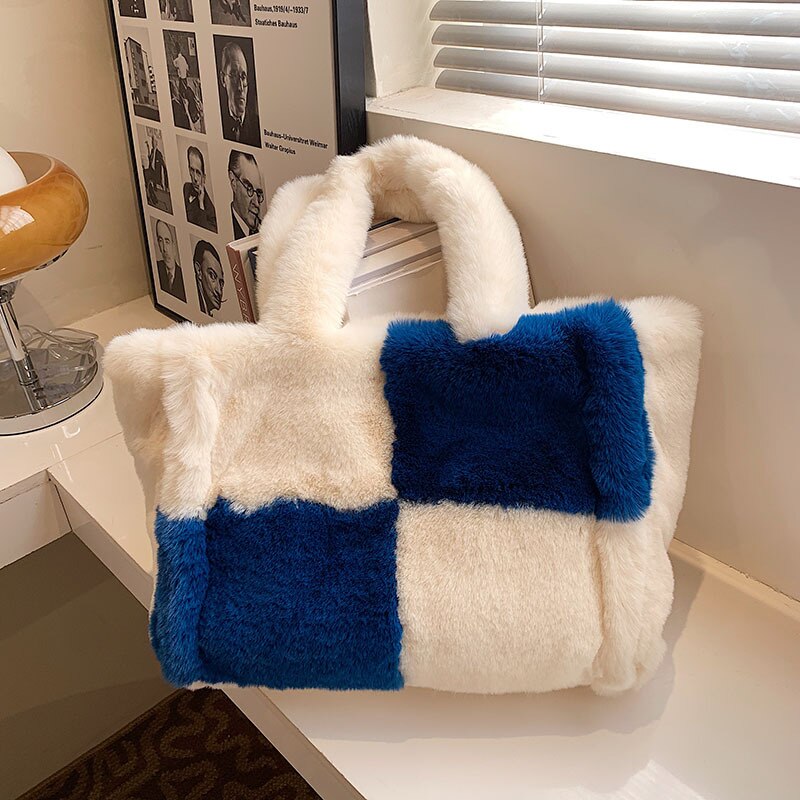 Pipa Plush Handbag | A Comfortable and Wintery Women's Bag