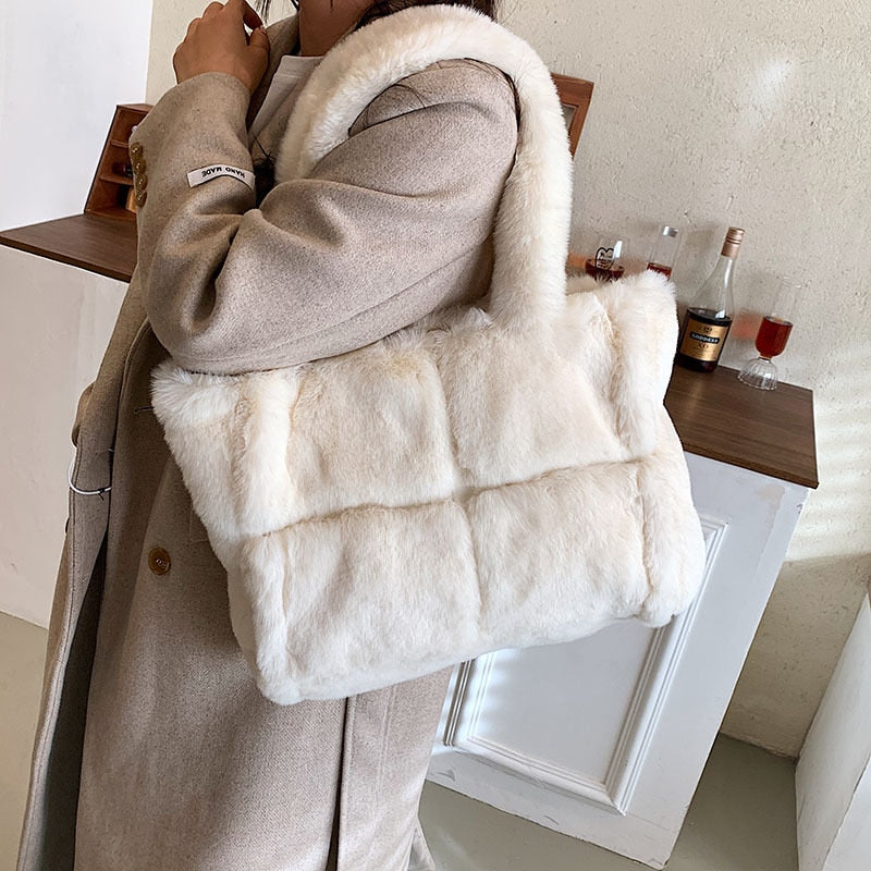 Pipa Plush Handbag | A Comfortable and Wintery Women's Bag