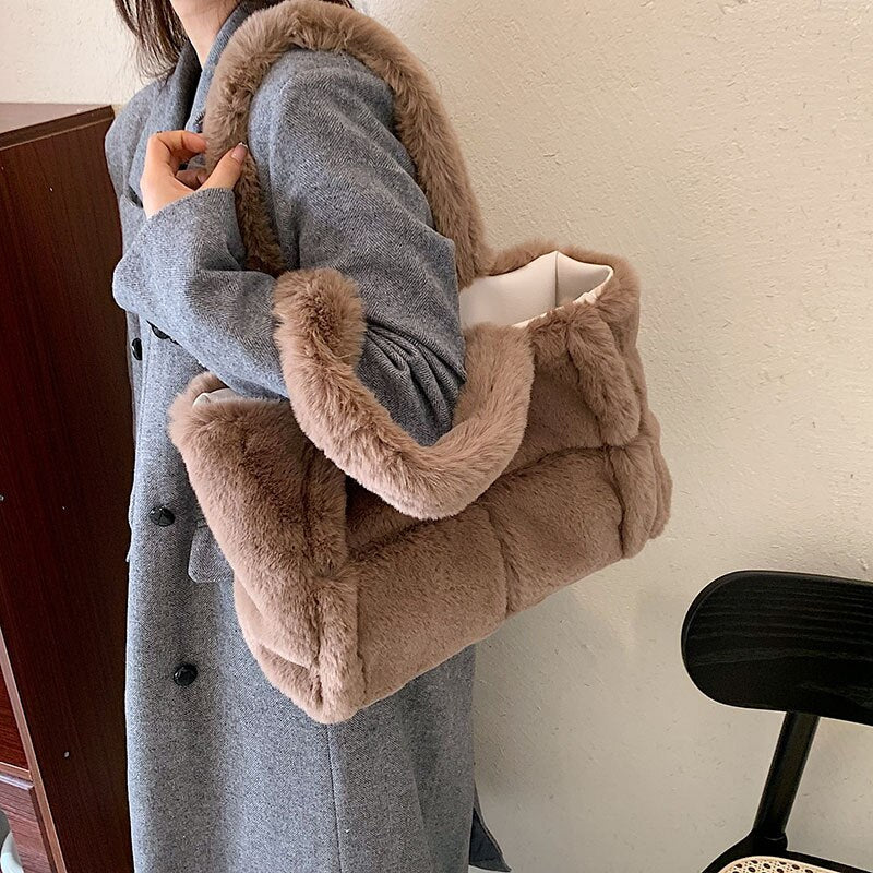 Pipa Plush Handbag | A Comfortable and Wintery Women's Bag
