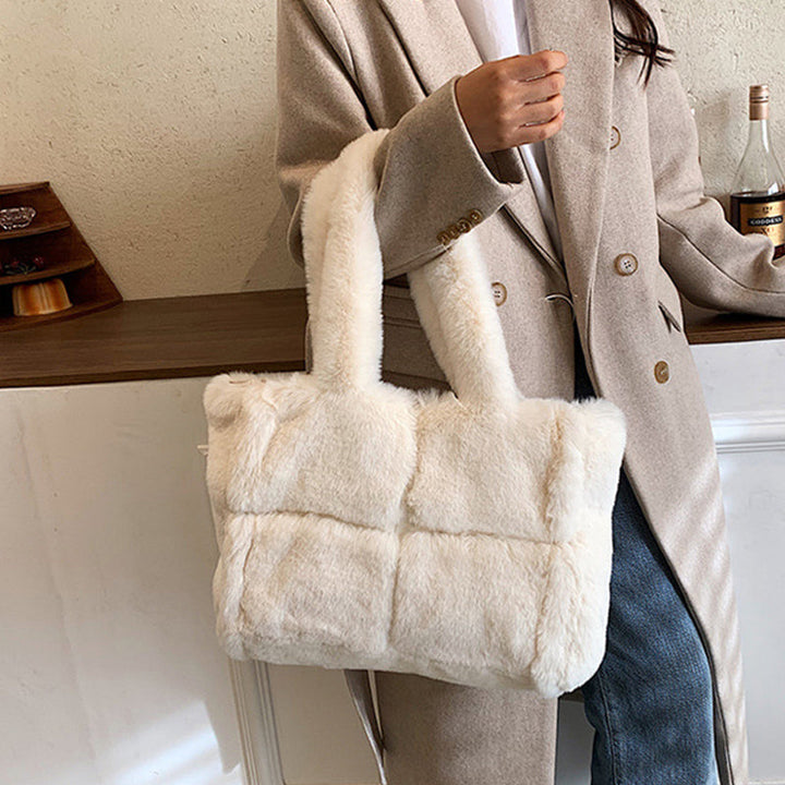 Pipa Plush Handbag | A Comfortable and Wintery Women's Bag